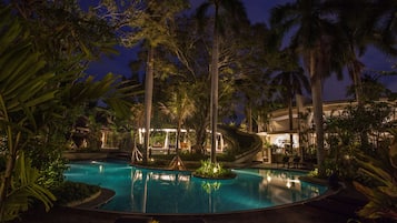 Innenpool, 2 Außenpools, Liegestühle