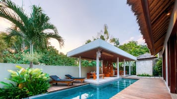 Innenpool, 2 Außenpools, Liegestühle