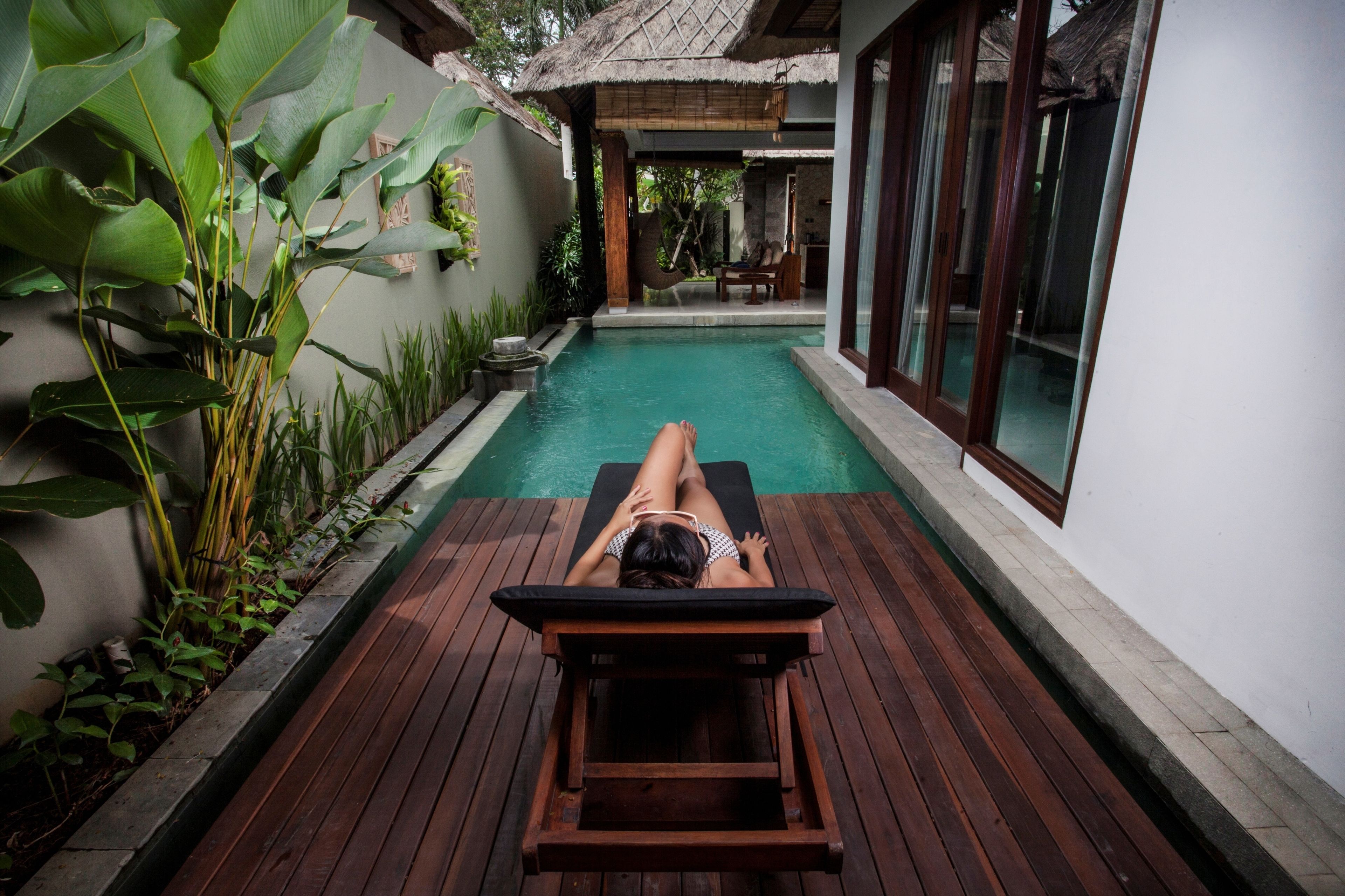 室内游泳池，2 室外游泳池，07:00 至 21:00 开放，日光浴躺椅