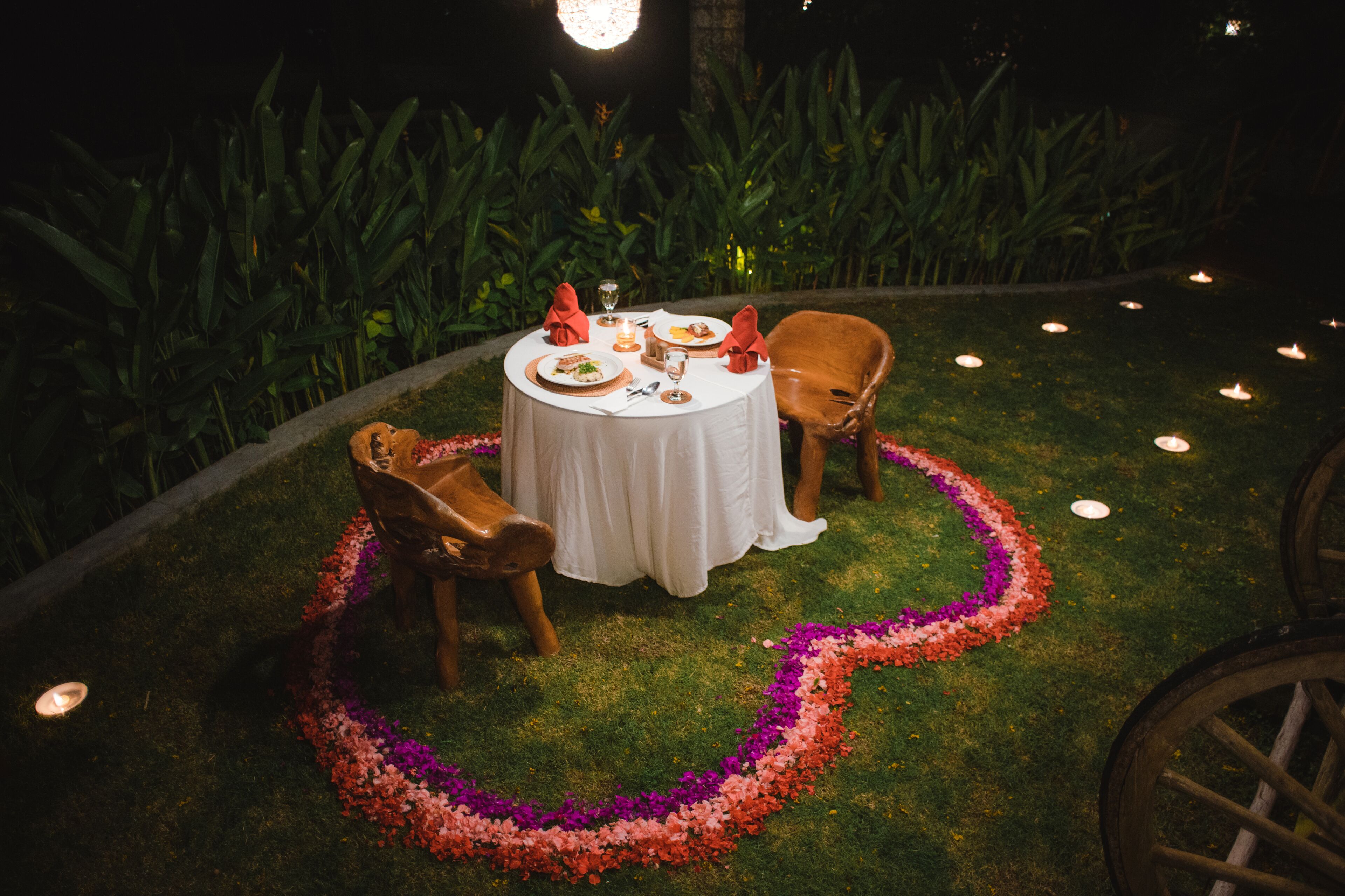 breakfast, lunch, dinner served; international cuisine