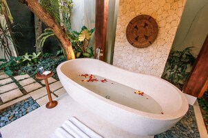 Familjevilla - 3 sovrum - privat pool - trädgård (Pool Villa) | Badrum | Badkar och dusch, gratis toalettartiklar, badrock och tofflor