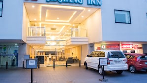 Exterior del Jinjiang Inn con un letrero que indica estacionamiento reservado.