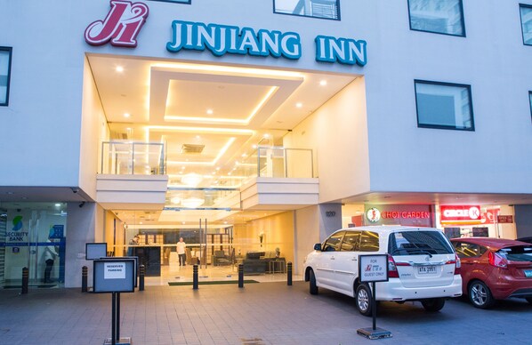 Jinjiang Inn -hotellin ulkonäkö, ja näkyvissä kyltti, joka osoittaa varatun pysäköintipaikan.