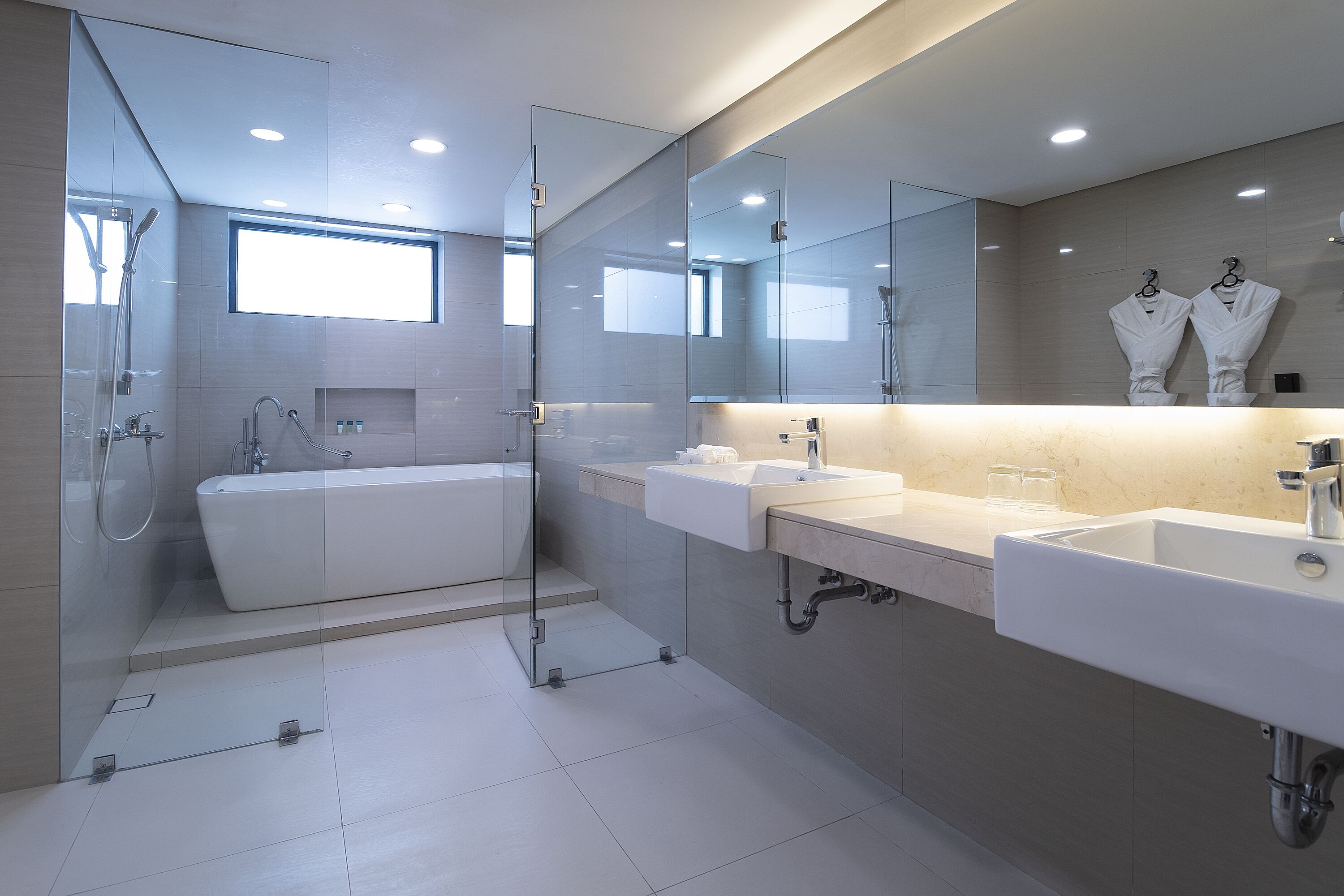 deluxe suite | bathroom | shower, free toiletries, hair dryer, bathrobes