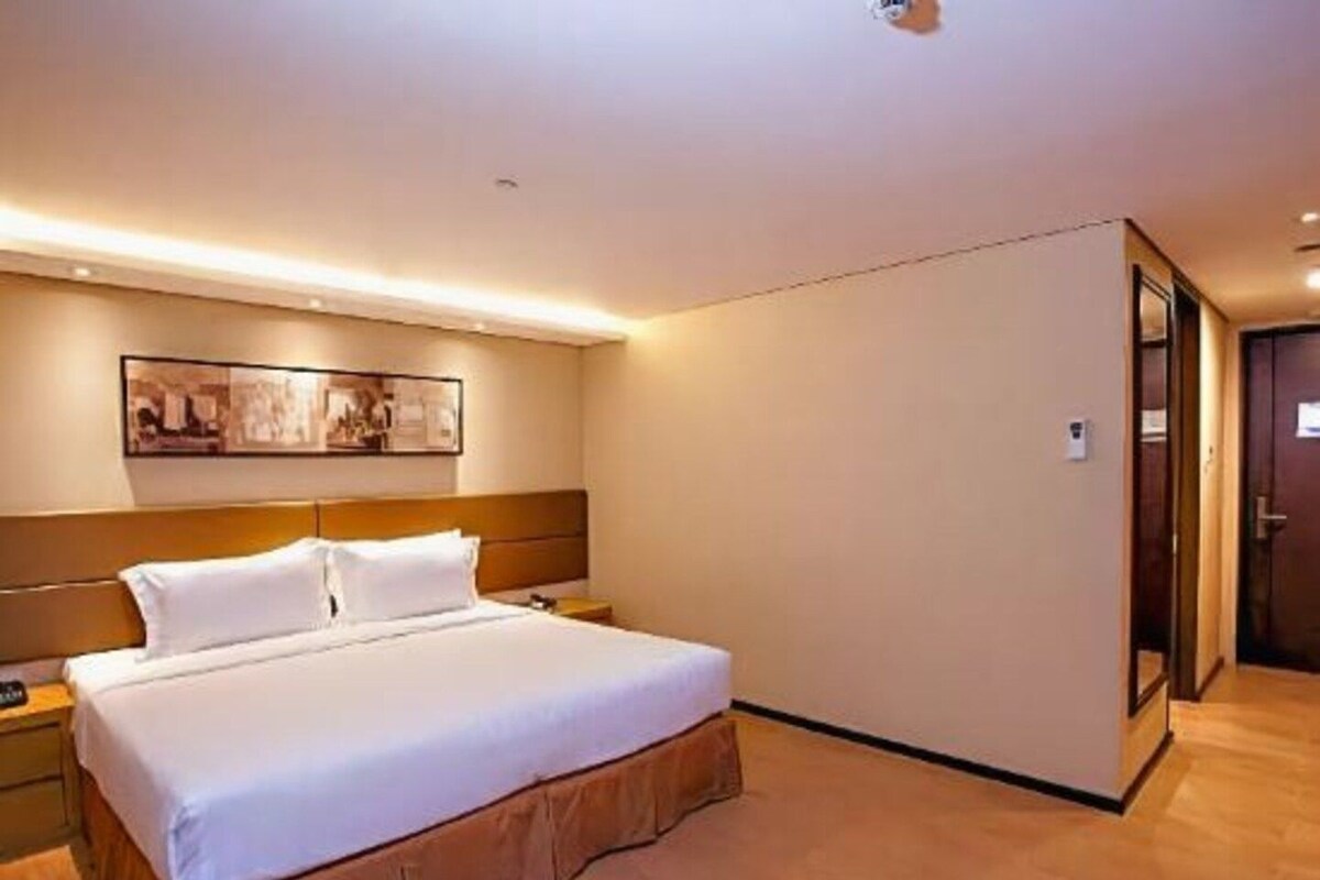 Minibar, in-room safe, desk, laptop workspace
