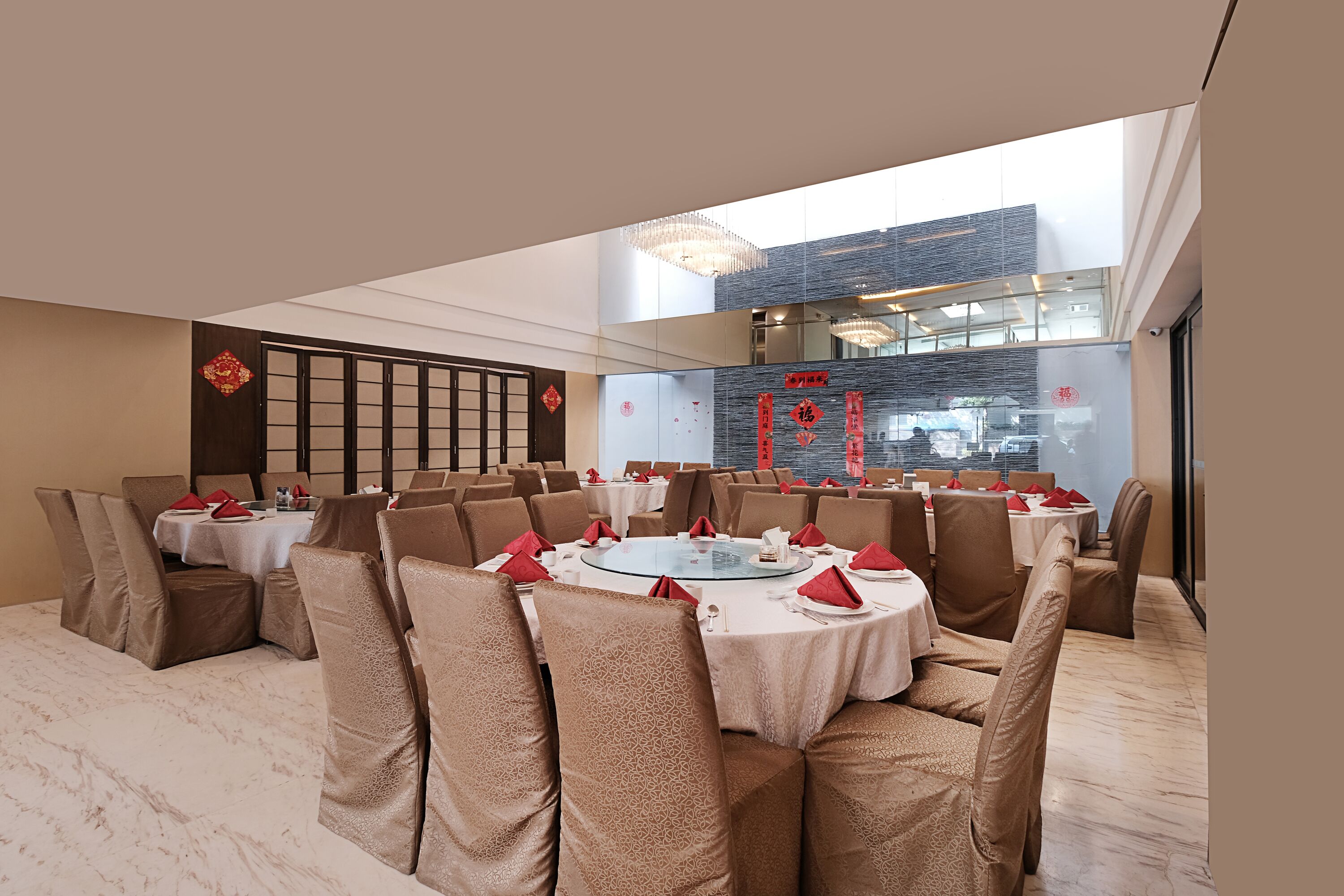 breakfast, lunch, dinner served; local and international cuisine