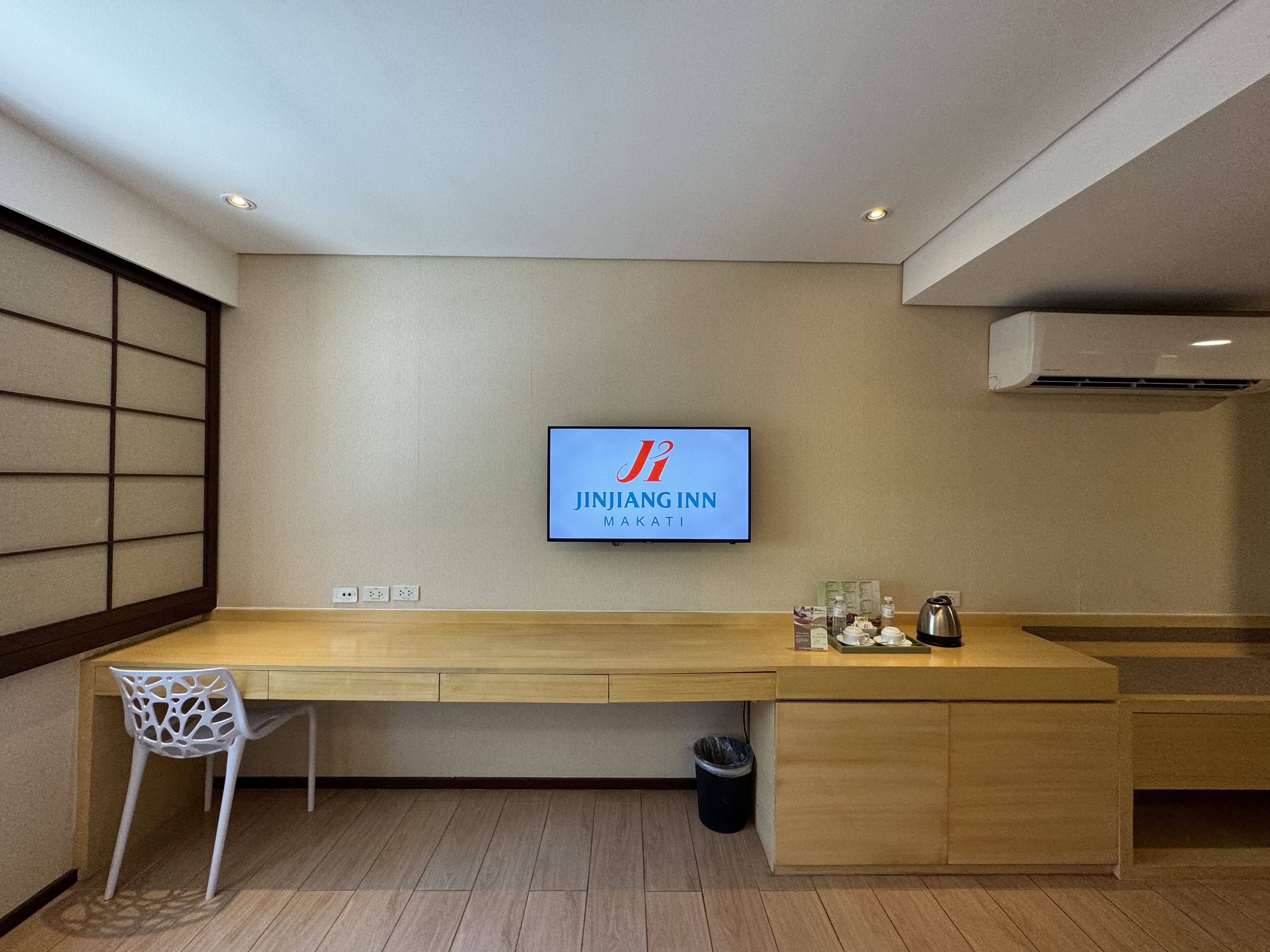 business room (king) | minibar, in-room safe, desk, laptop workspace