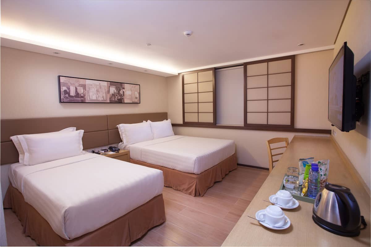Triple Room | Minibar, in-room safe, desk, laptop workspace