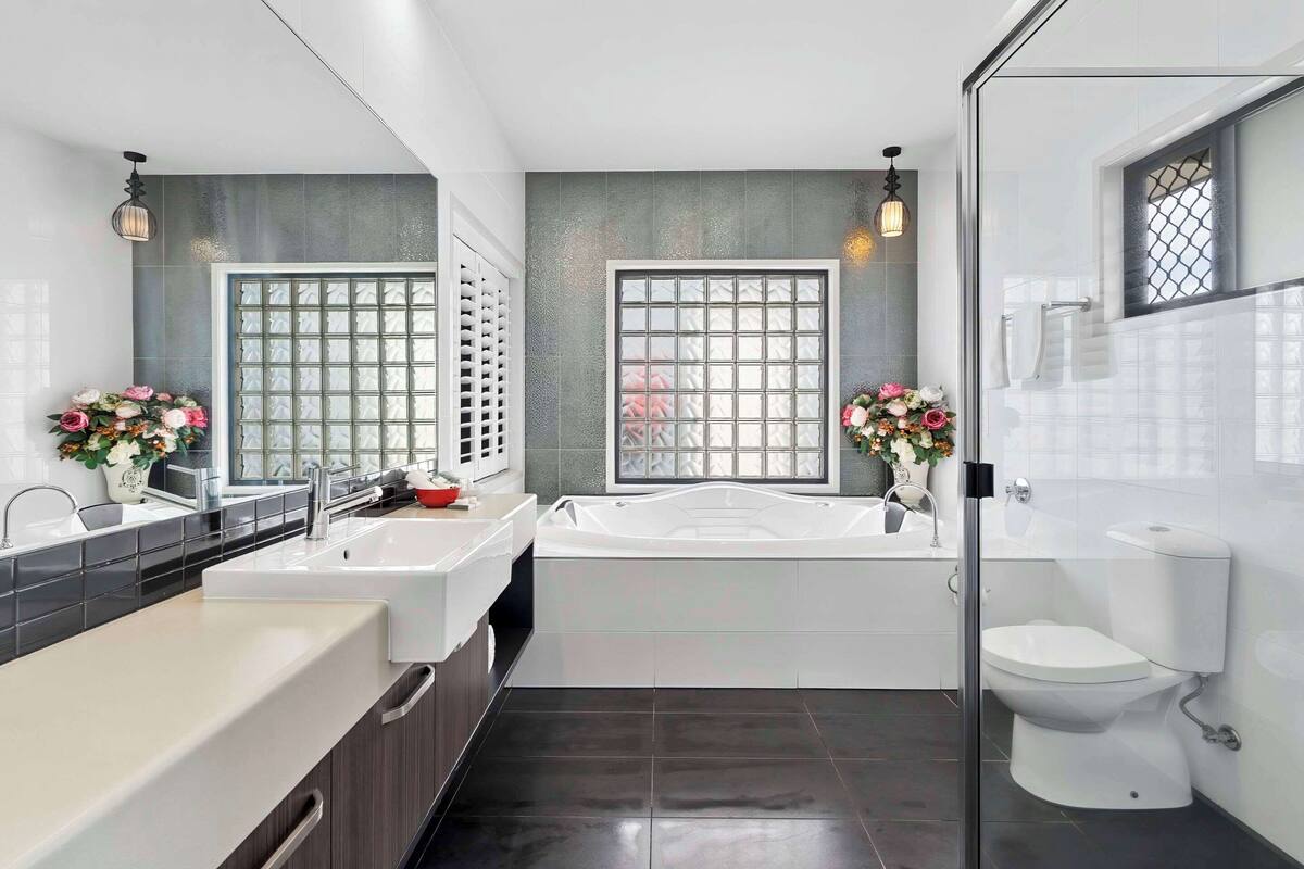 standard room, 1 king bed, non smoking, jetted tub | desk, soundproofing, iron/ironing board, cots/infant beds