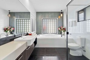 Chambre Standard, 1 très grand lit, non-fumeur, baignoire à jets | Salle de bain | Douche, articles de toilette (gratuits), séchoir à cheveux