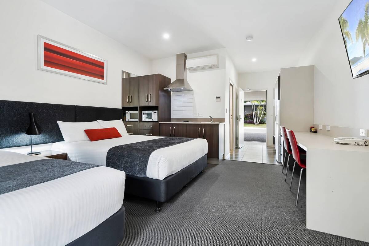 Habitación (1 Single Bed, 1 Queen Bed, Patio) | Escritorio, sistema de insonorización, tabla de planchar con plancha