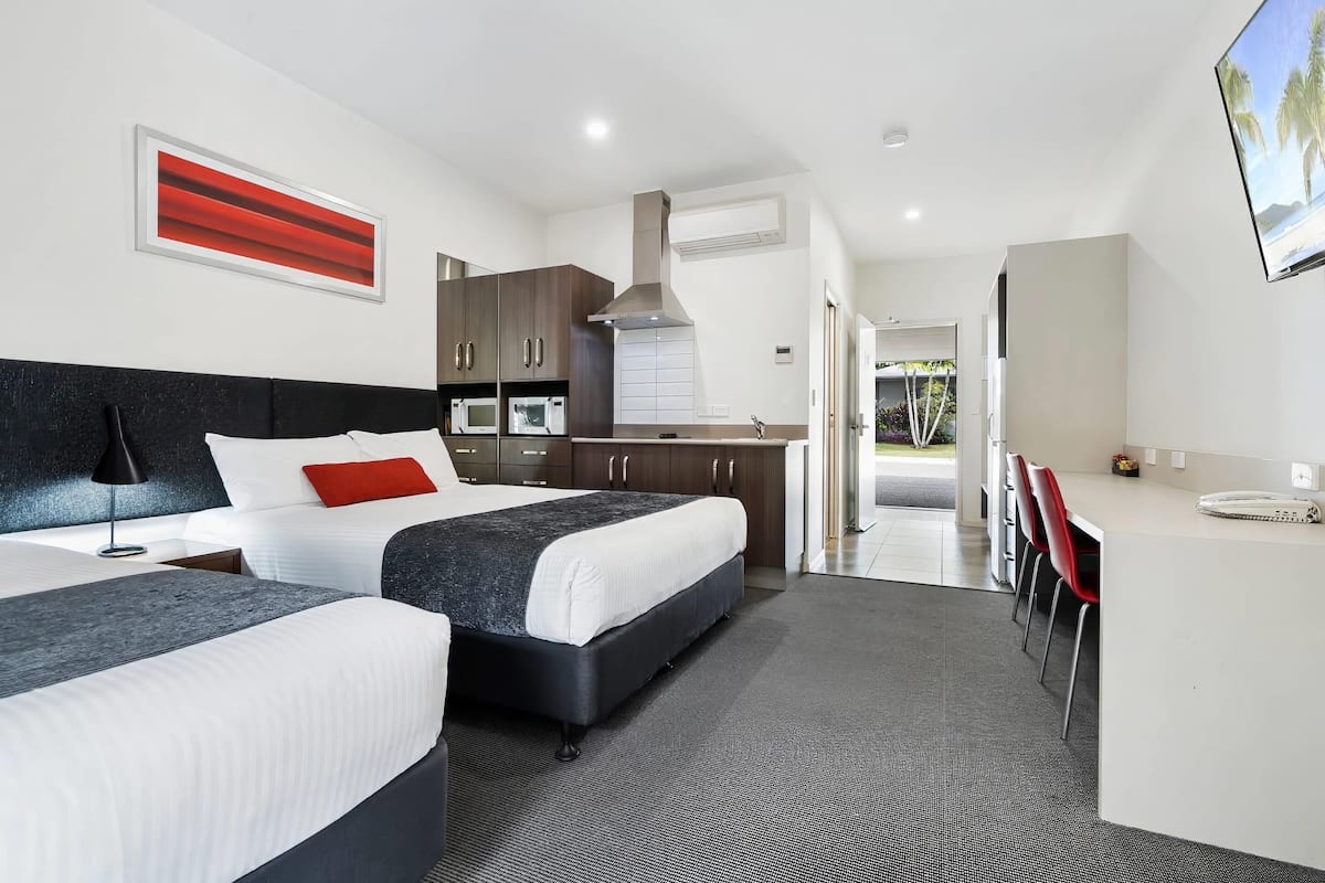 客房 (1 Single Bed, 1 Queen Bed, Patio) | 書桌、隔音、熨斗/熨衫板、嬰兒床 (收費)