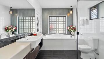 Standard Room, 1 King Bed, Non Smoking, Jetted Tub | Desk, soundproofing, iron/ironing board, cots/infant beds