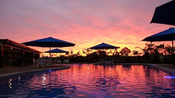 Una piscina al aire libre