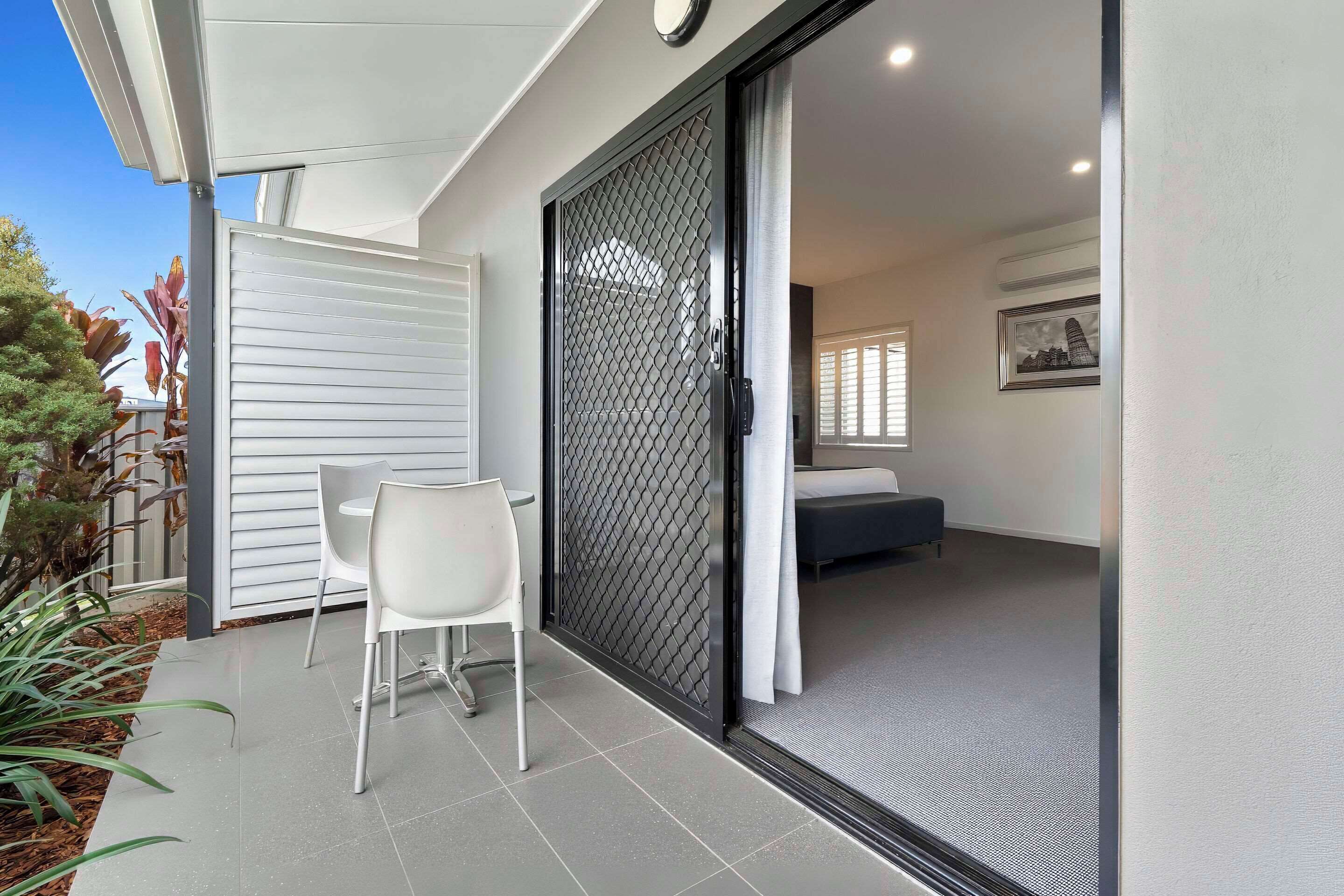 standard room, 1 king bed, non smoking, jetted tub | desk, soundproofing, iron/ironing board, cots/infant beds