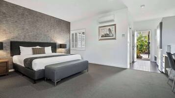 スタンダード ルーム キングベッド 1 台 禁煙 ジェットバス | デスク、防音設備、アイロン / アイロン台、ベビーベッド