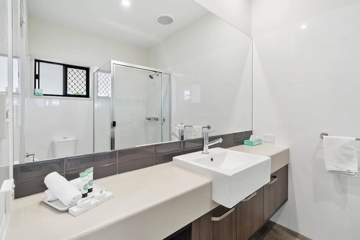 Habitación, 1 cama de matrimonio, planta baja | Escritorio, sistema de insonorización, tabla de planchar con plancha