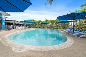 Una piscina al aire libre