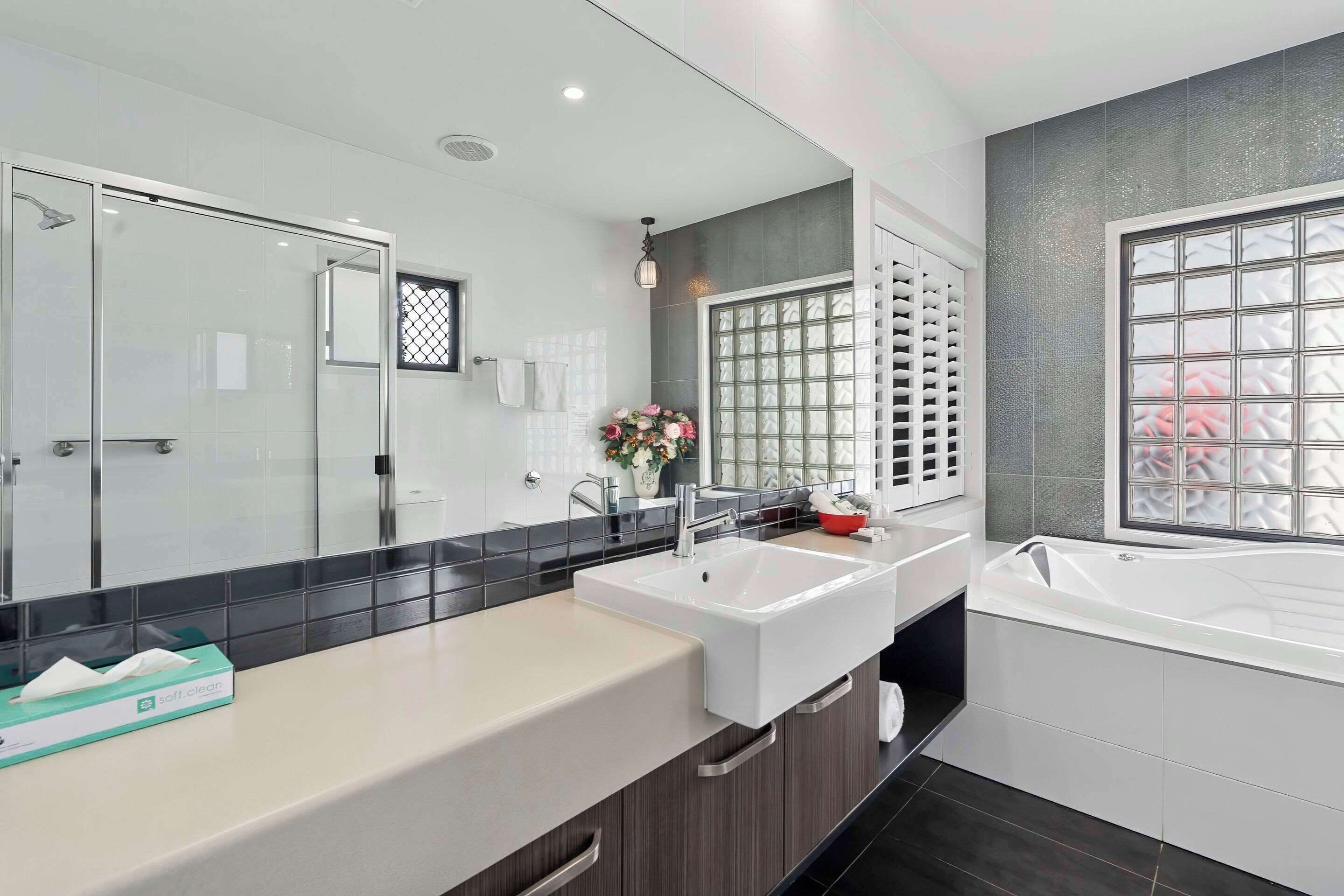 standard room, 1 king bed, non smoking, jetted tub | desk, soundproofing, iron/ironing board, cots/infant beds