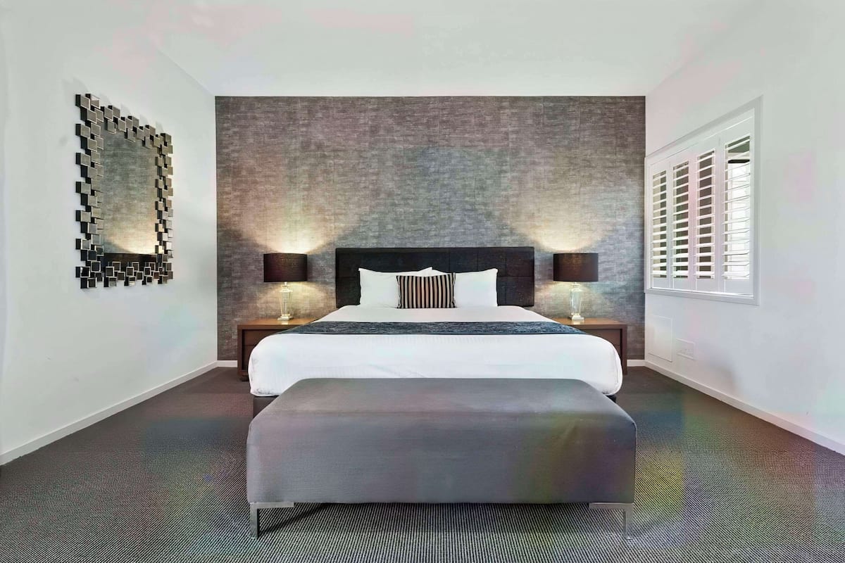 Standard Room, 1 King Bed, Non Smoking, Jetted Tub | Desk, soundproofing, iron/ironing board, cribs/infant beds