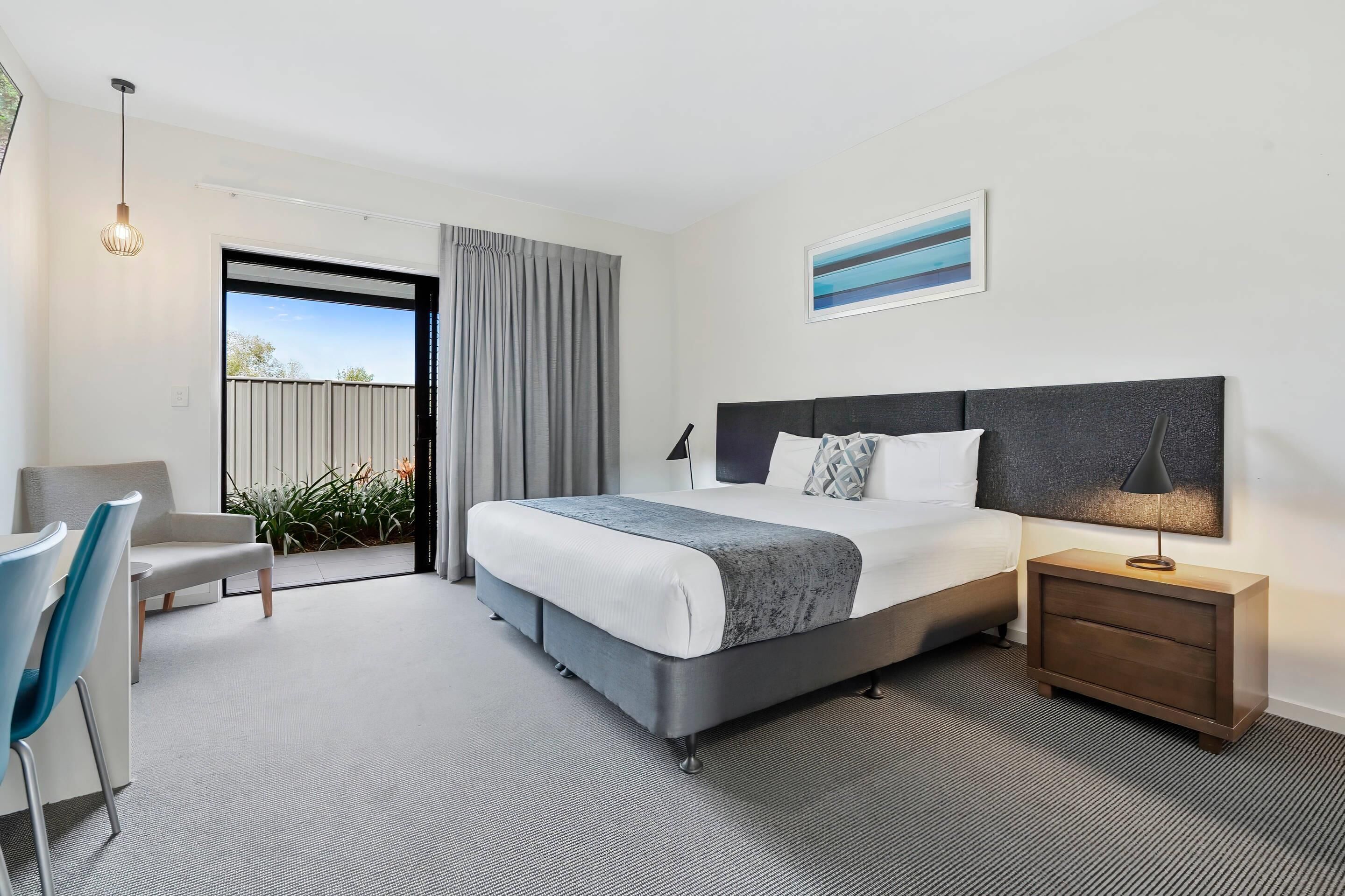 Standard Room, 1 King Bed, Non Smoking | Desk, soundproofing, iron/ironing board, cribs/infant beds