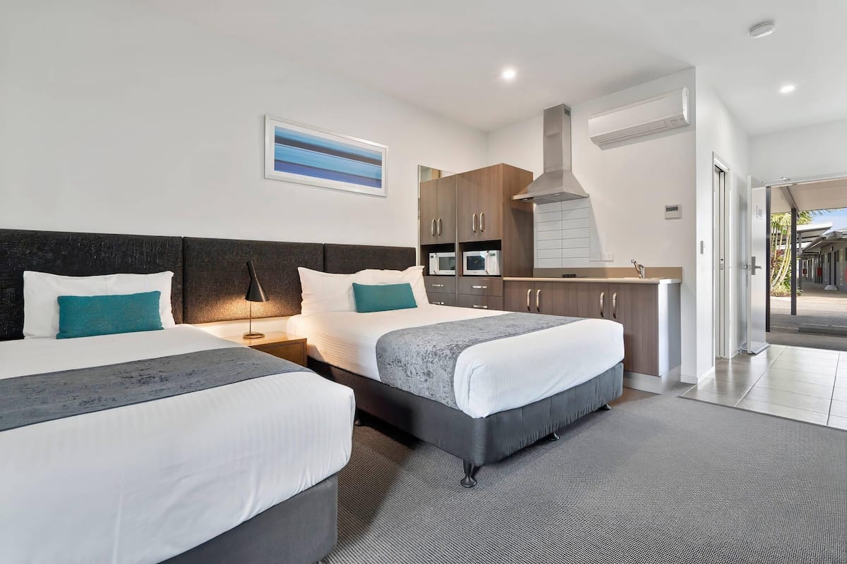 Apartamento, 2 habitaciones, cocina (2 Single Beds, 1 Queen Bed) | Escritorio, sistema de insonorización, tabla de planchar con plancha