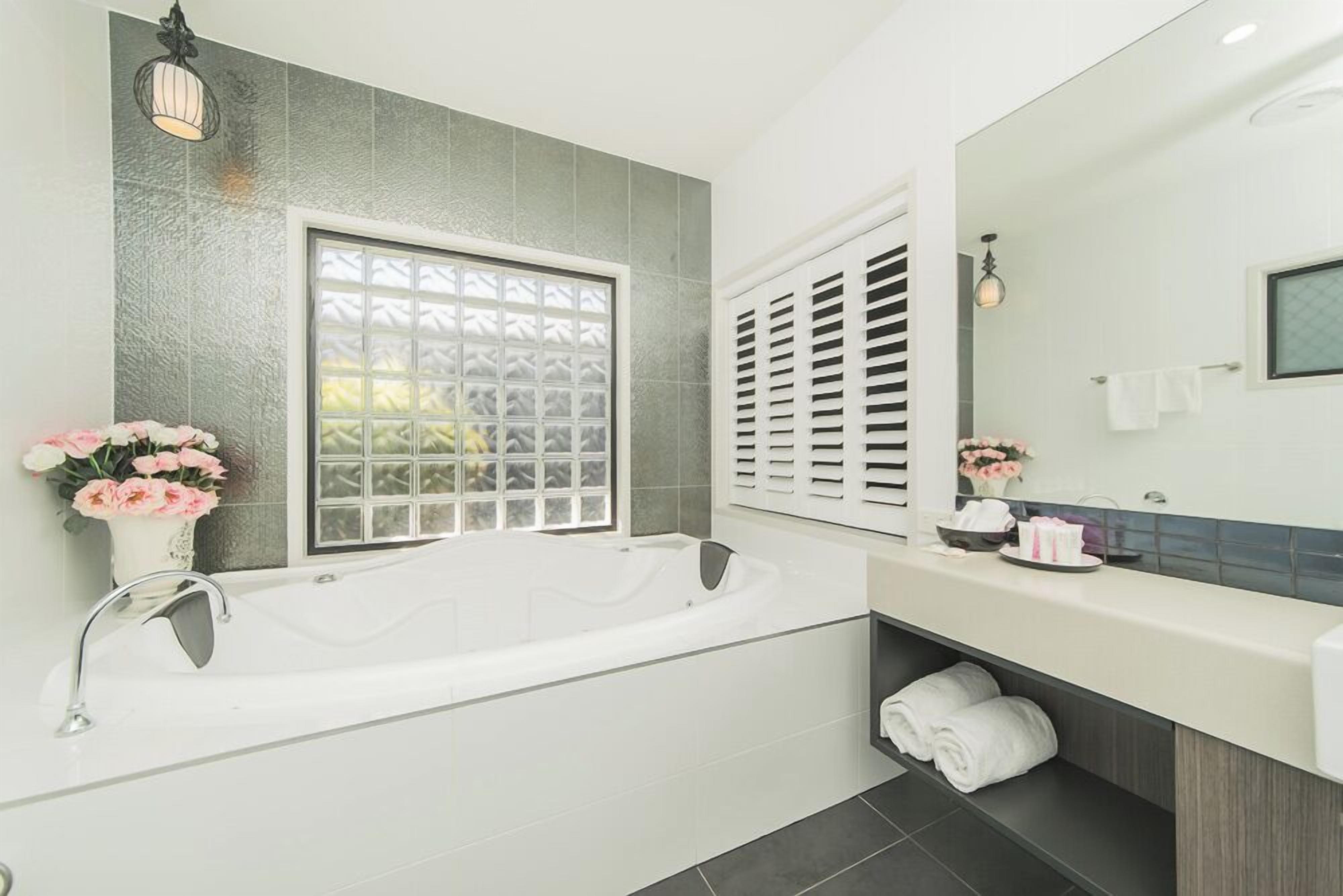 standard room, 1 king bed, non smoking, jetted tub | bathroom | shower, free toiletries, hair dryer, towels