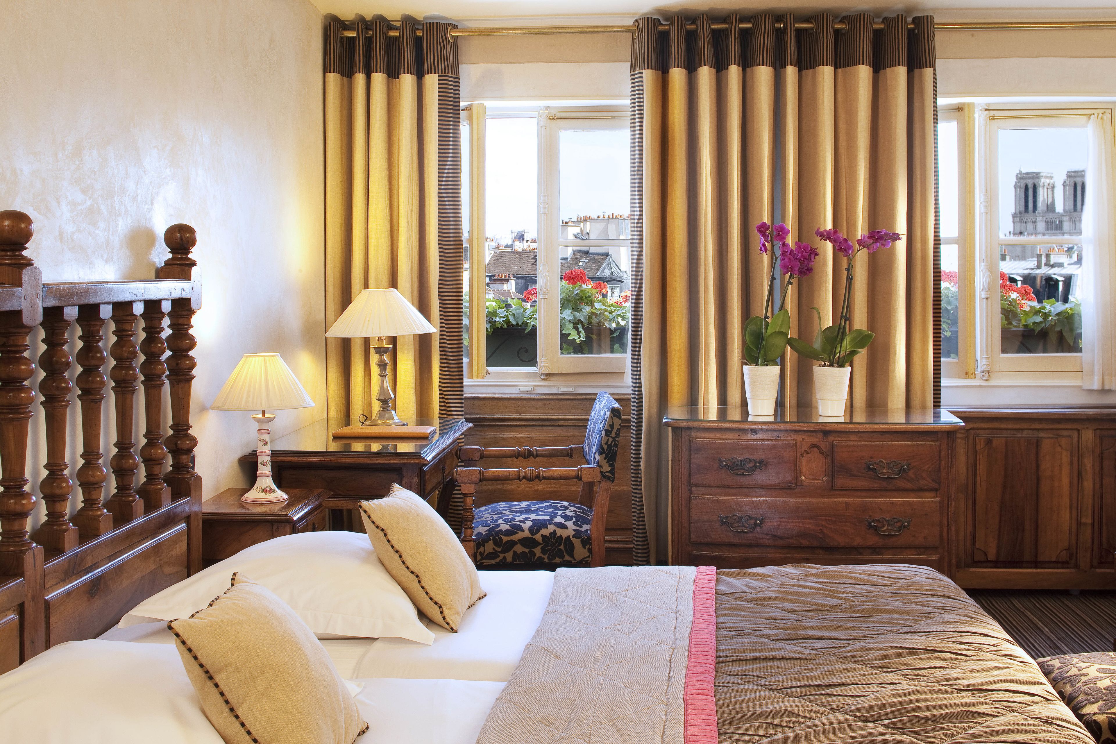 suite | minibar, in-room safe, desk, soundproofing