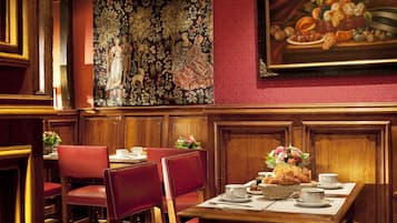 Desayuno buffet diario (EUR 12.00 por persona)