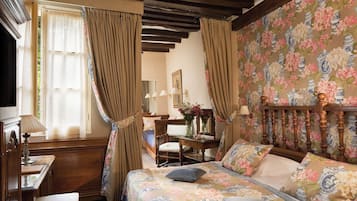 Chambre Triple | Bar mini, peti besi dalam bilik, meja, kalis bunyi