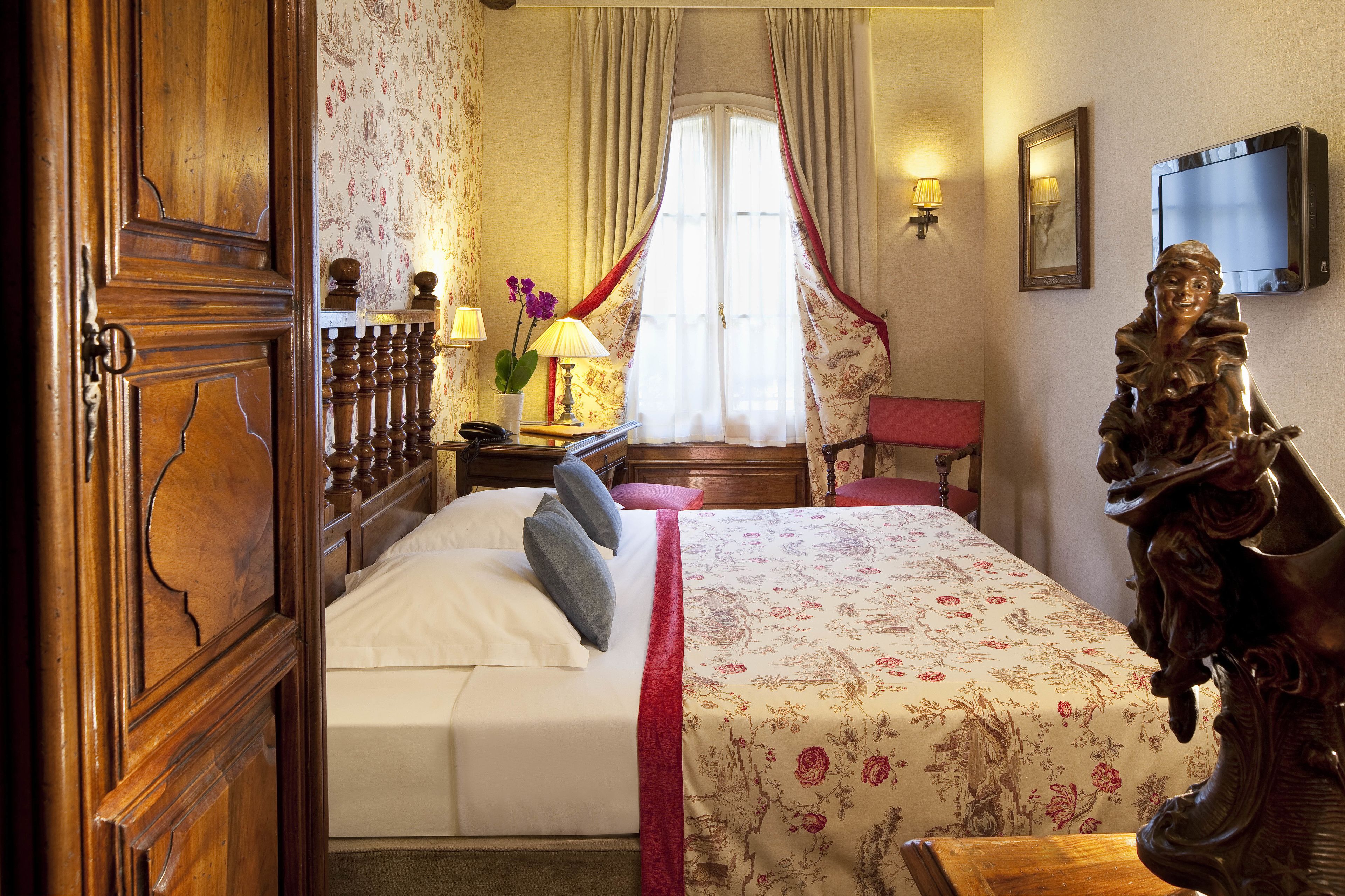 twin room | minibar, in-room safe, desk, soundproofing