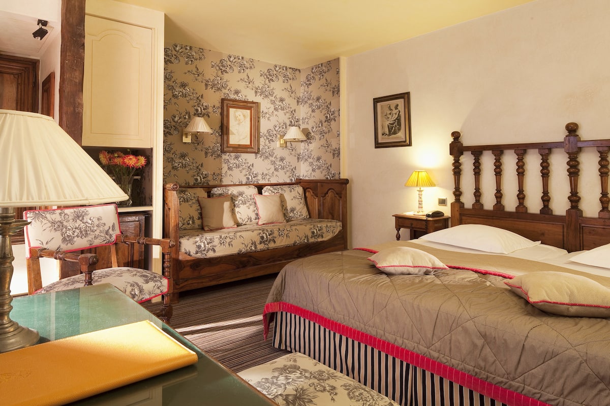 Chambre Quadruple | Minibar, värdeförvaringsskåp på rummet, skrivbord och ljudisolering