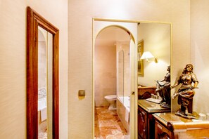 Bañera con ducha, artículos de tocador gratuitos, secador de pelo