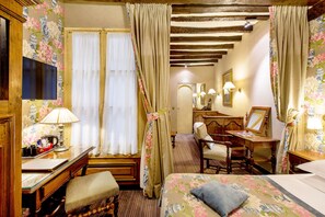 Chambre Triple | Minibar, in-room safe, desk, soundproofing - Hôtel Left Bank Saint Germain (Paris)