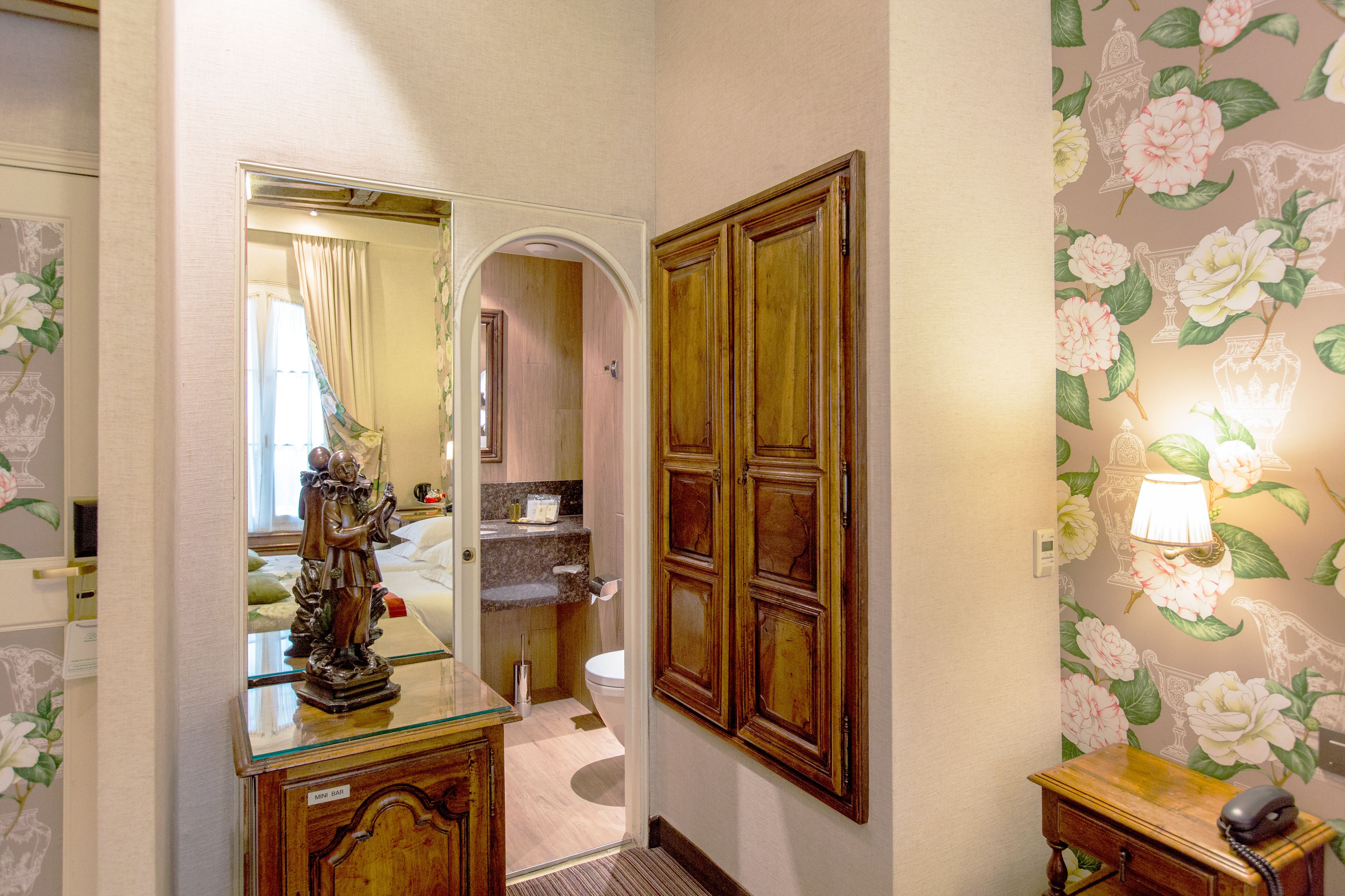 twin room | bathroom | combined shower/bathtub, free toiletries, hair dryer, towels