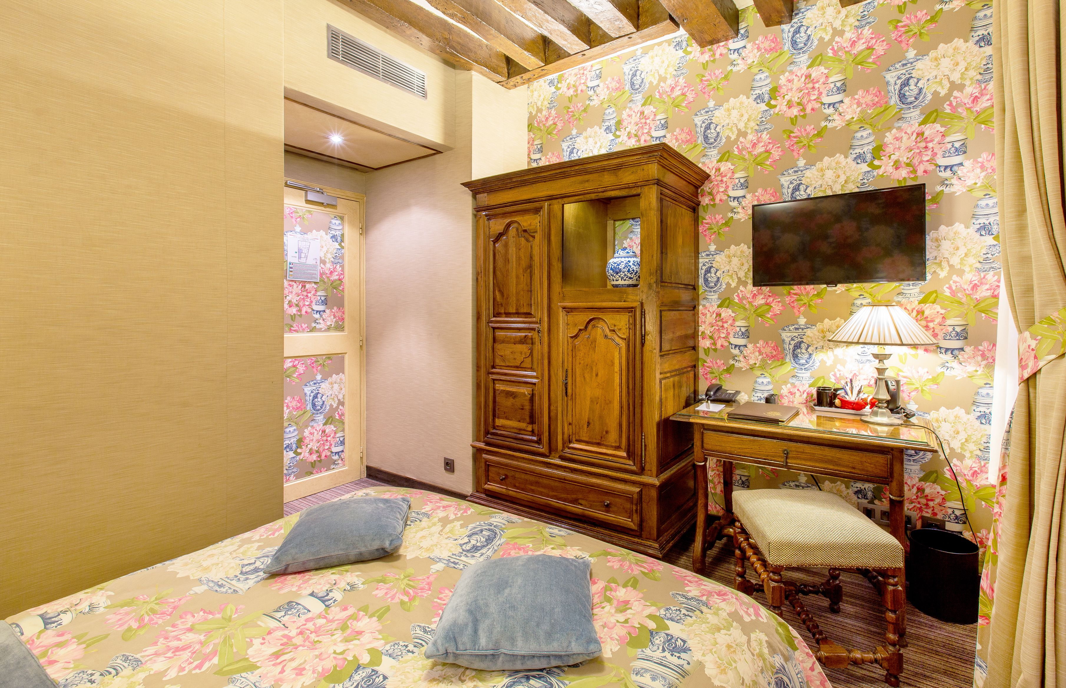 chambre triple | minibar, in-room safe, desk, soundproofing