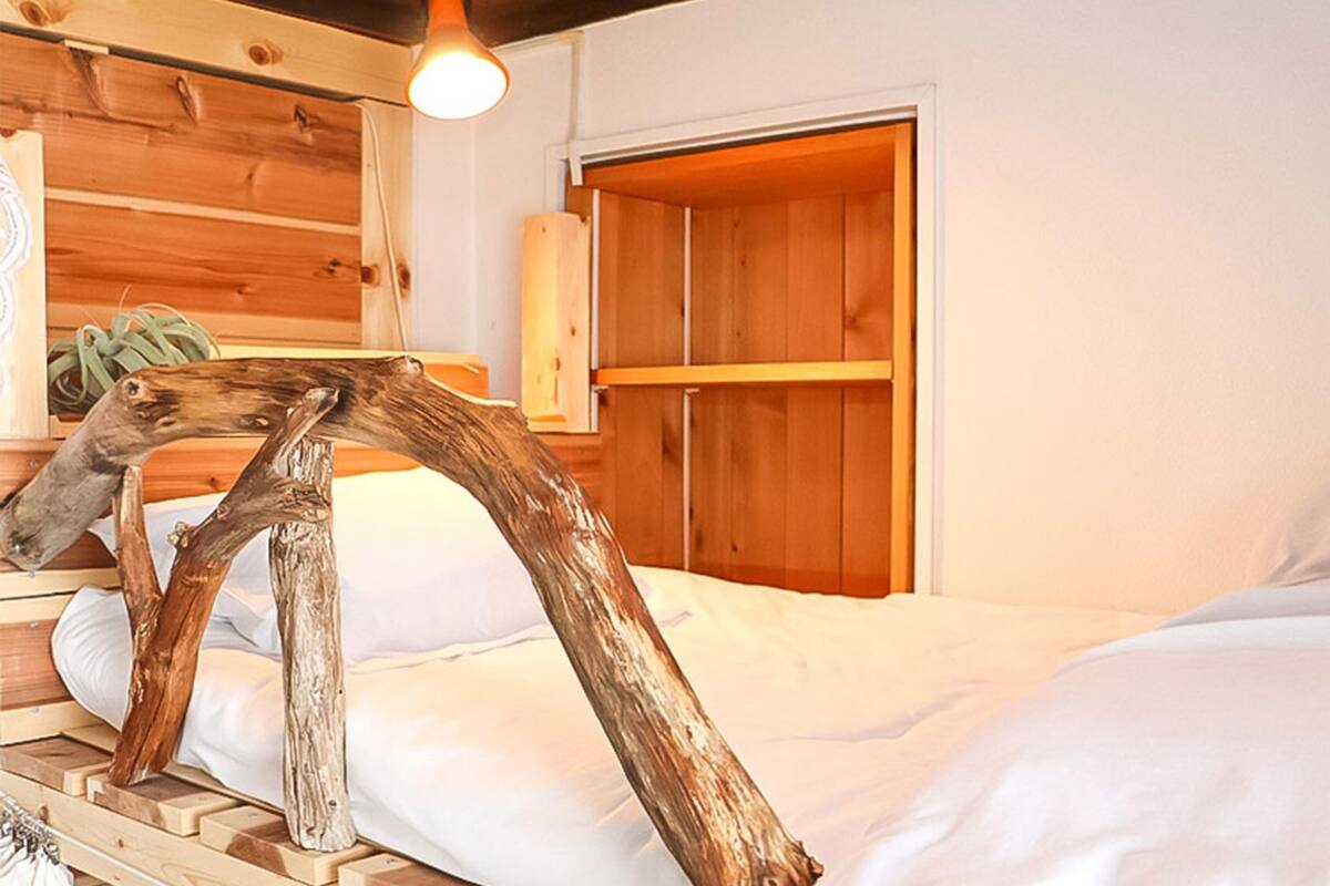 Desk, WiFi (free), bed sheets
