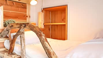 Escritorio, wifi gratis y ropa de cama