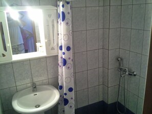 Apartment, Sea View | Bathroom | Shower, hair dryer, shampoo