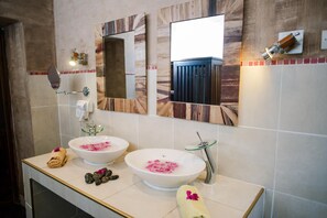 A bathroom with two sinks, a mirror, and a towel rack. - Maison Lovasoa (Antananarivo)