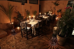 Se sirven cenas y cocina marroquí 