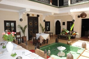 Se sirven cenas y cocina marroquí 