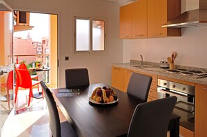 Kylskåp, spishäll, kaffe- och tebryggare och vattenkokare