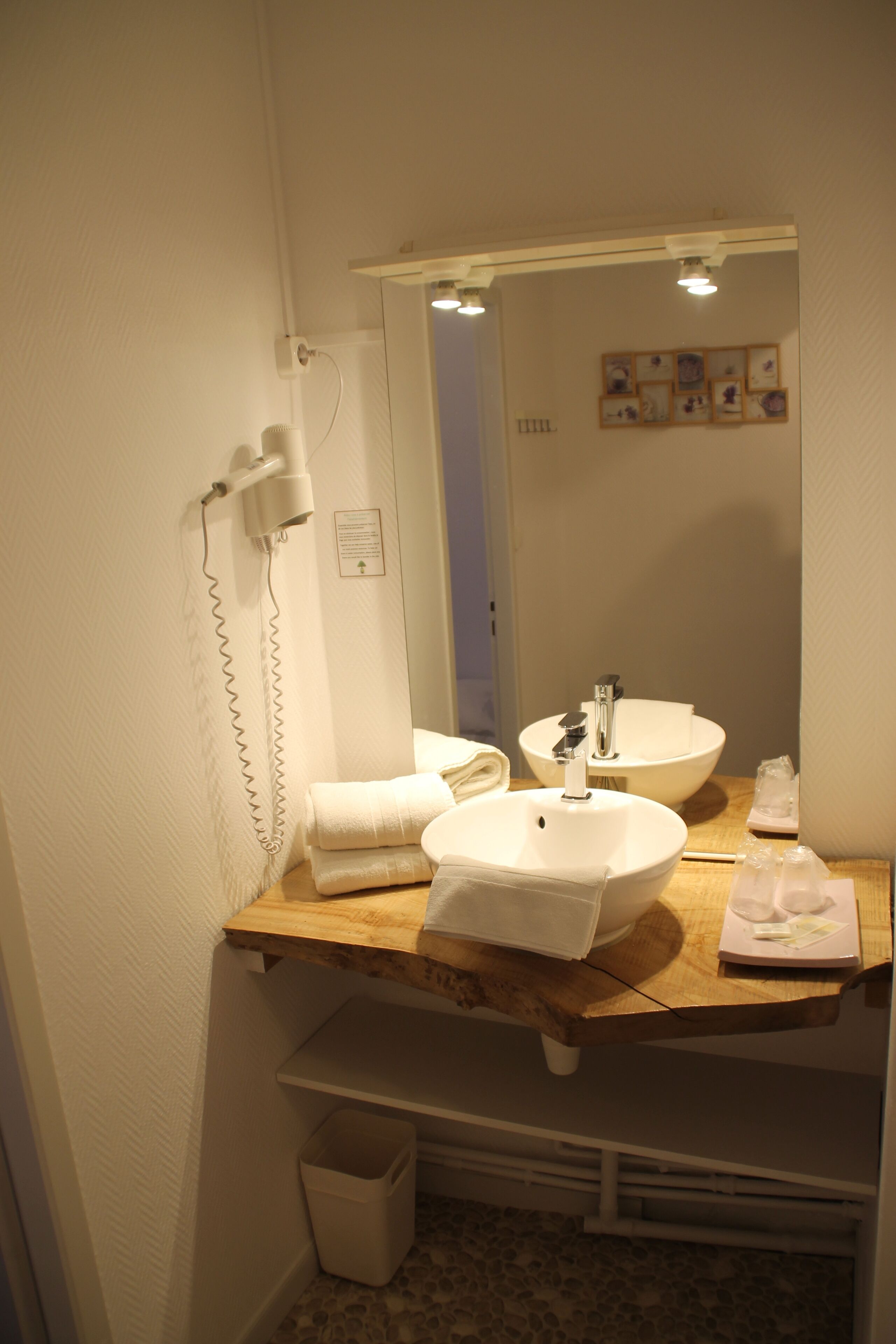 standard double room | bathroom | free toiletries, hair dryer, towels