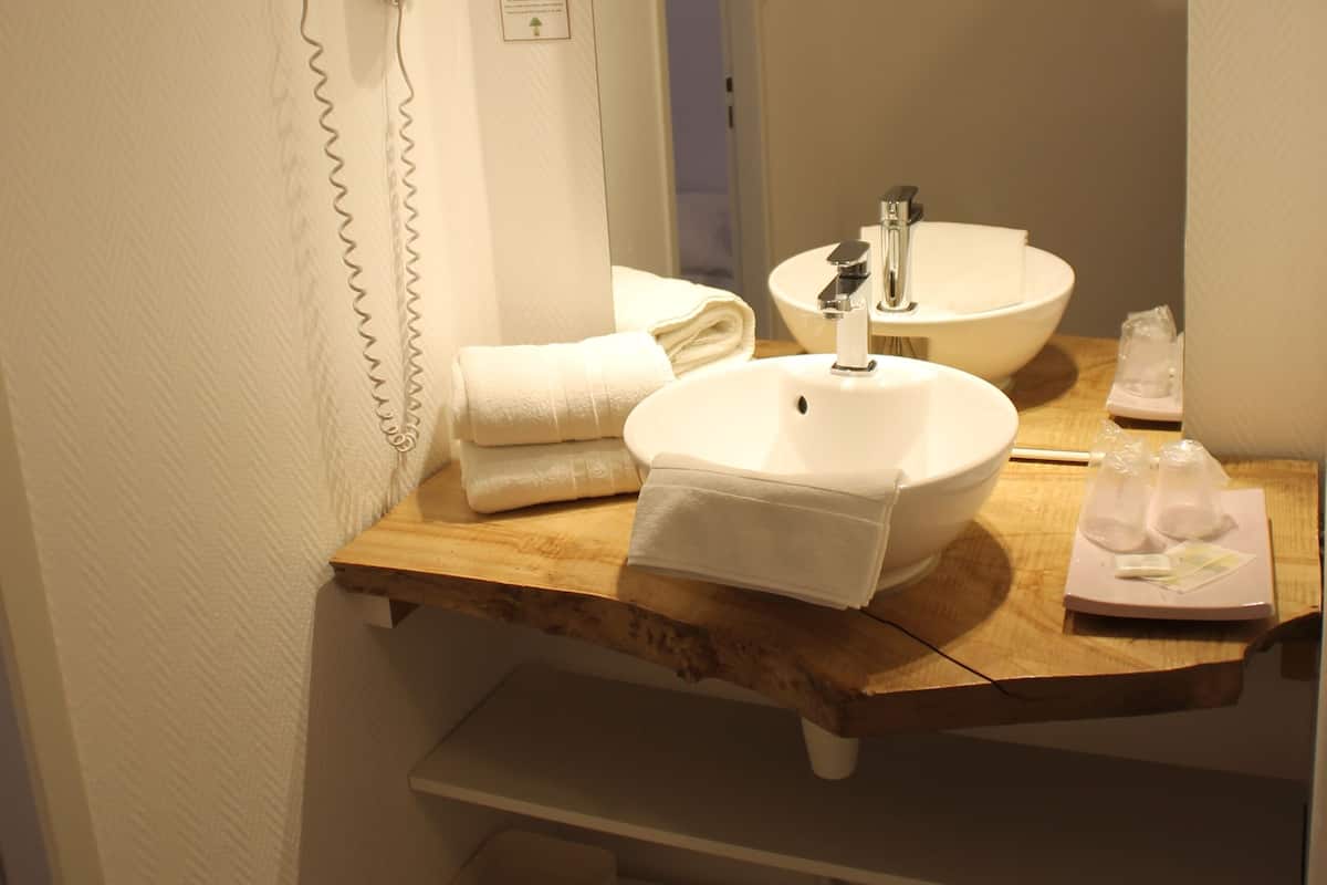 standard double room | bathroom | free toiletries, hair dryer, towels