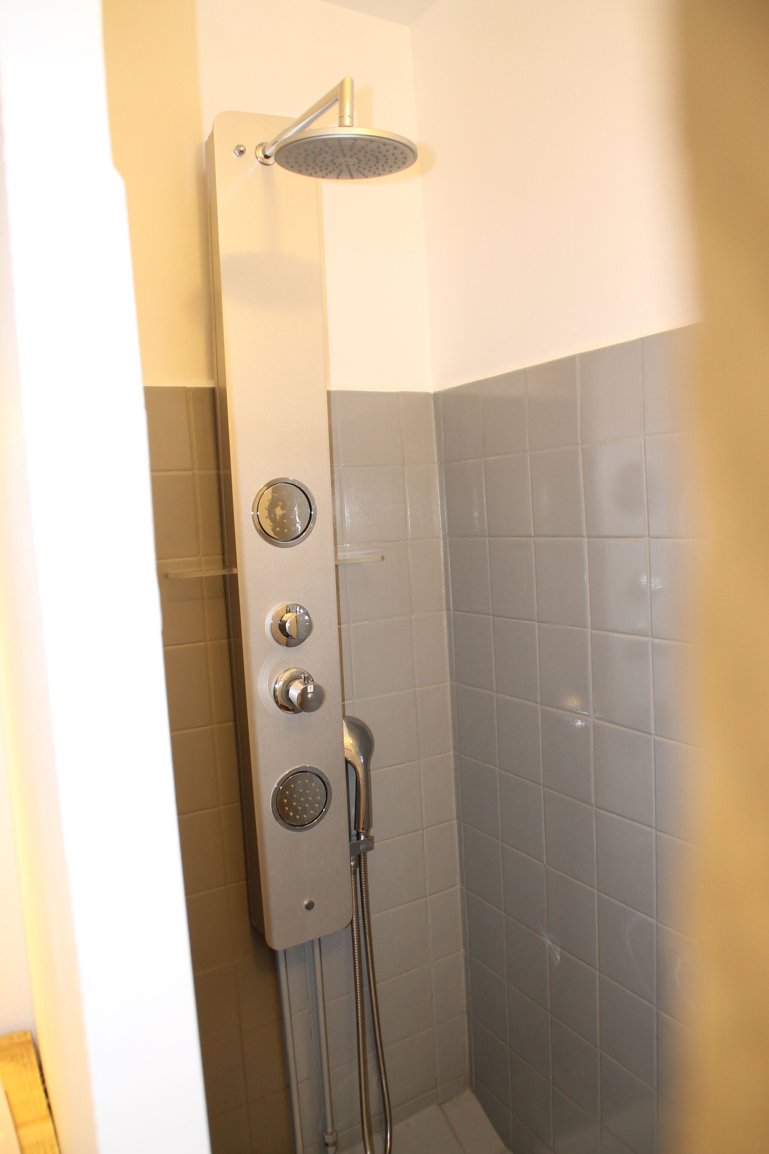 standard double room | bathroom | free toiletries, hair dryer, towels