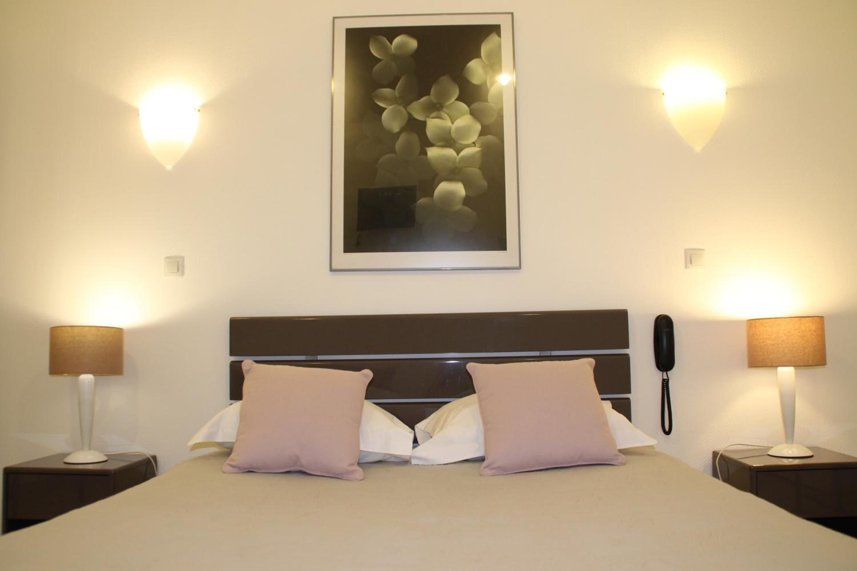 Premium bedding, desk, soundproofing, free cribs/infant beds