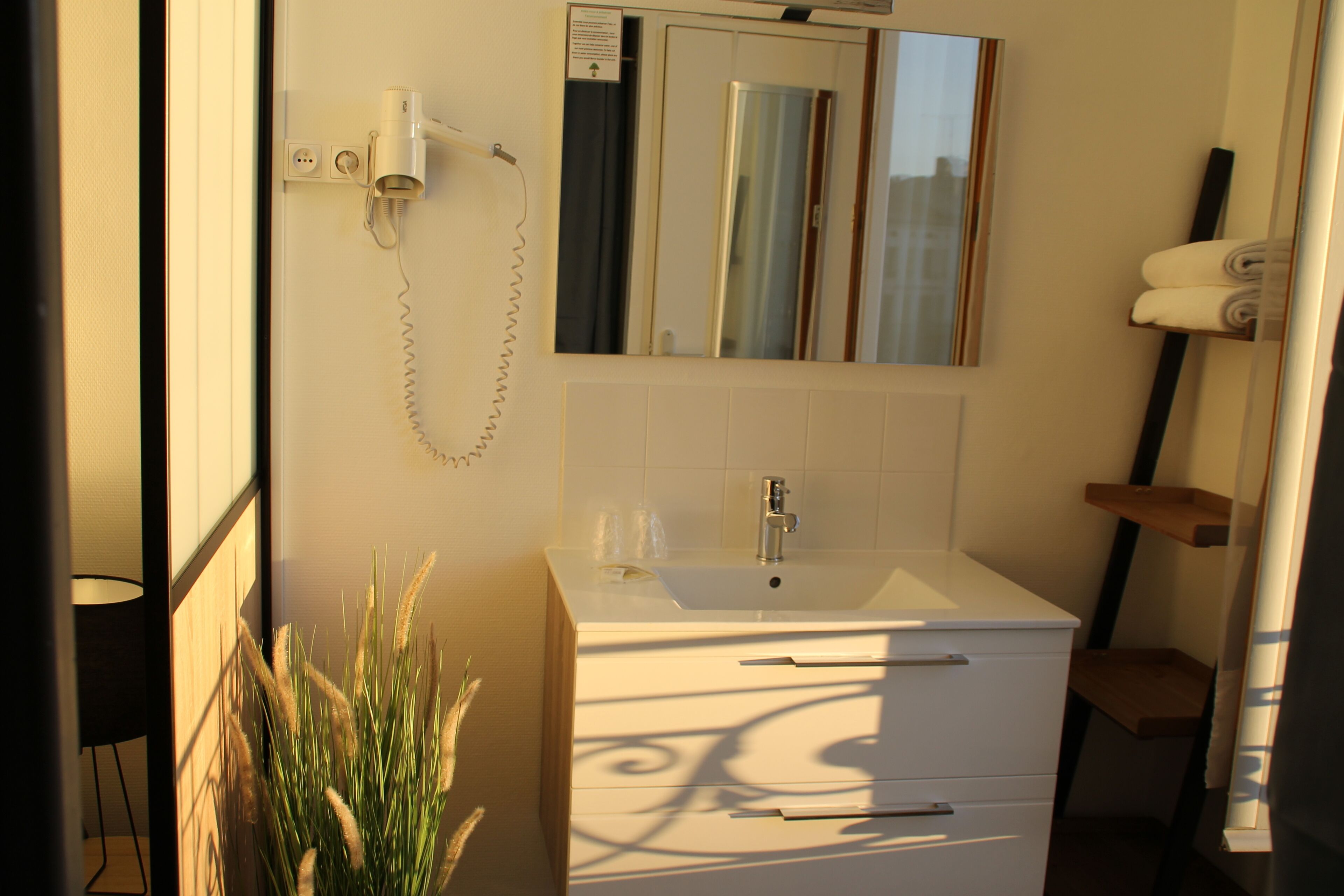 standard double room | bathroom | free toiletries, hair dryer, towels