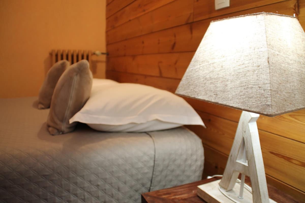 premium bedding, desk, soundproofing, free cots/infant beds