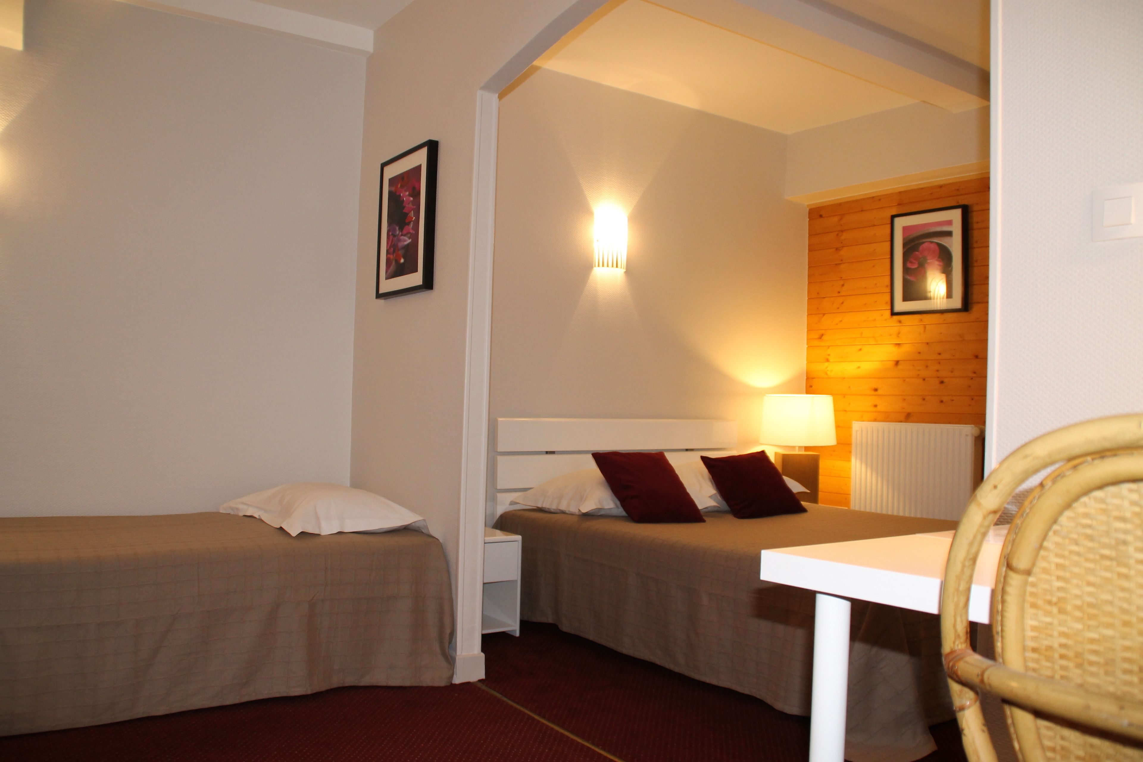 triple room | premium bedding, desk, soundproofing, free cots/infant beds